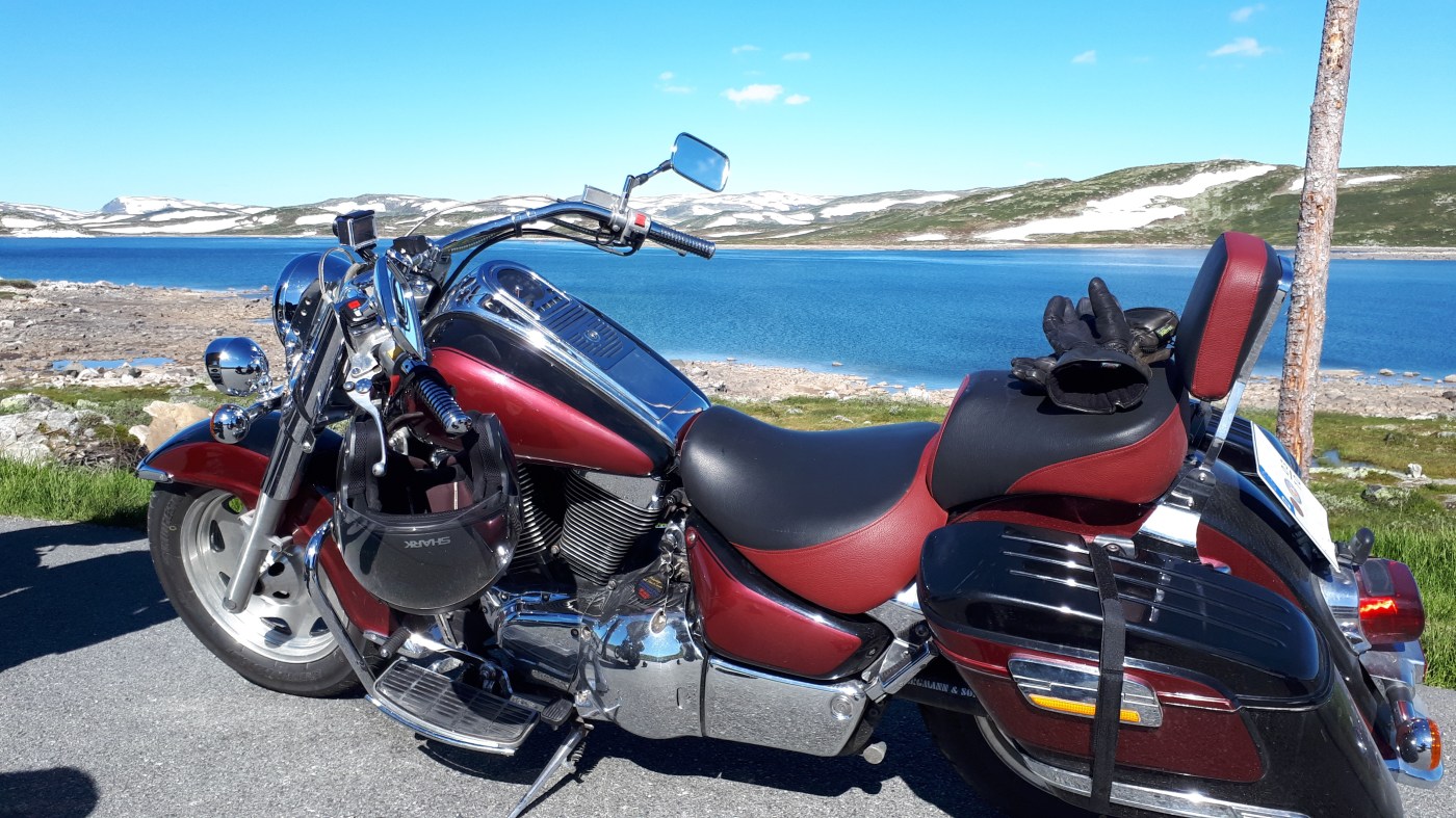 Meine Suzuki in Norwegen vor einem Bergsee