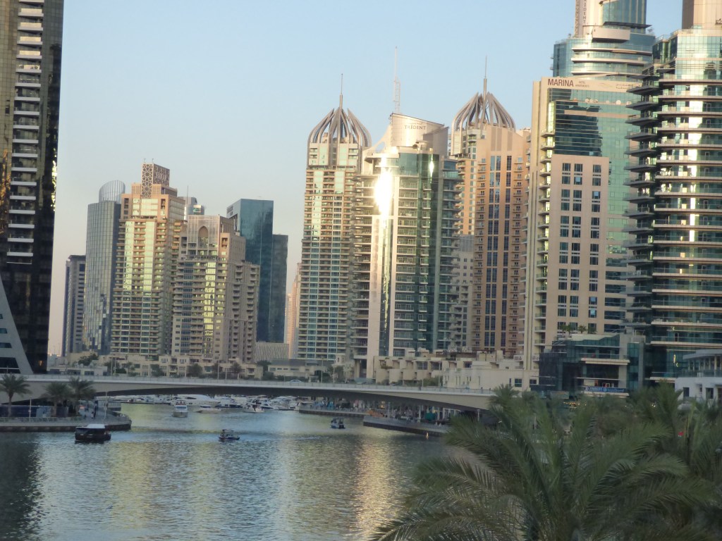 Wolkenkratzer fotografiert von der Dubai Marina aus